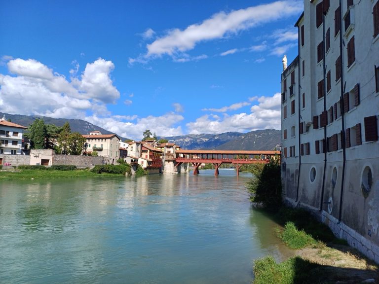 Il ponte degli Alpini di Bassano del Grappa sul fiume Brenta