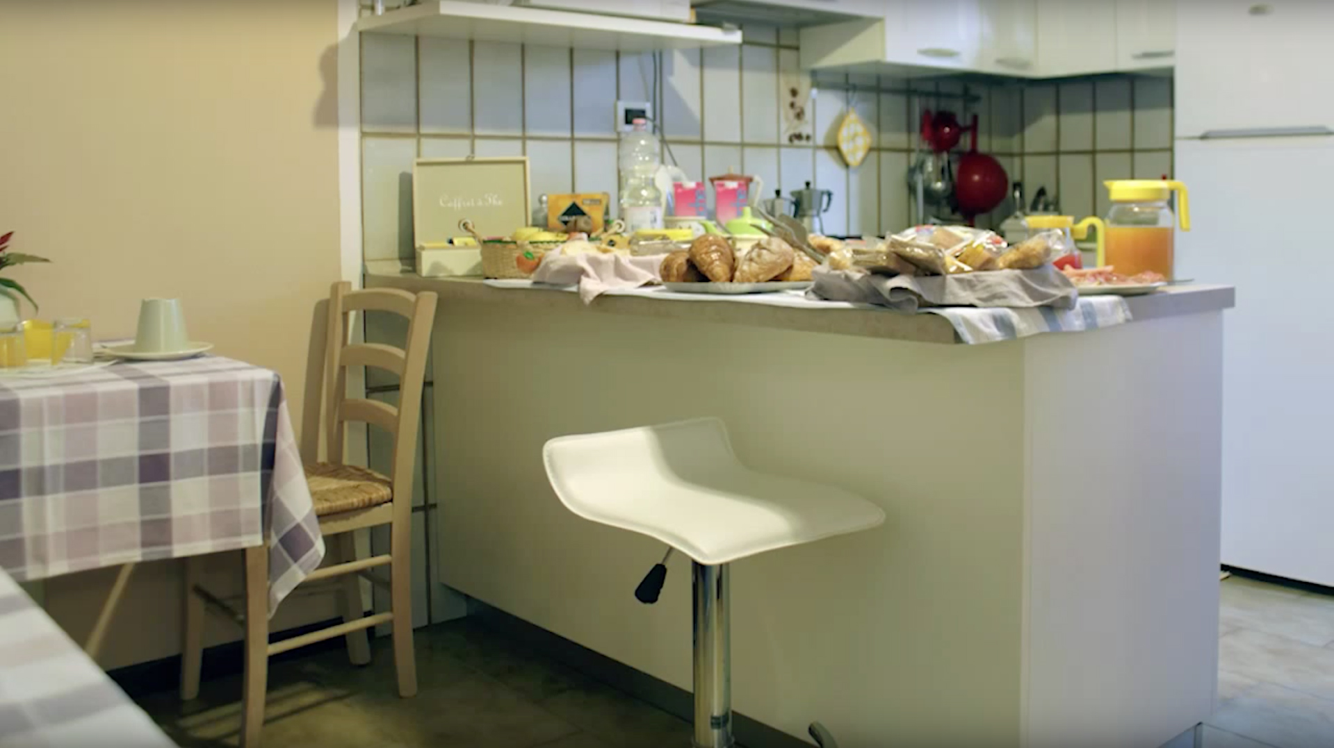 Buffet della colazione nell'angolo cucina