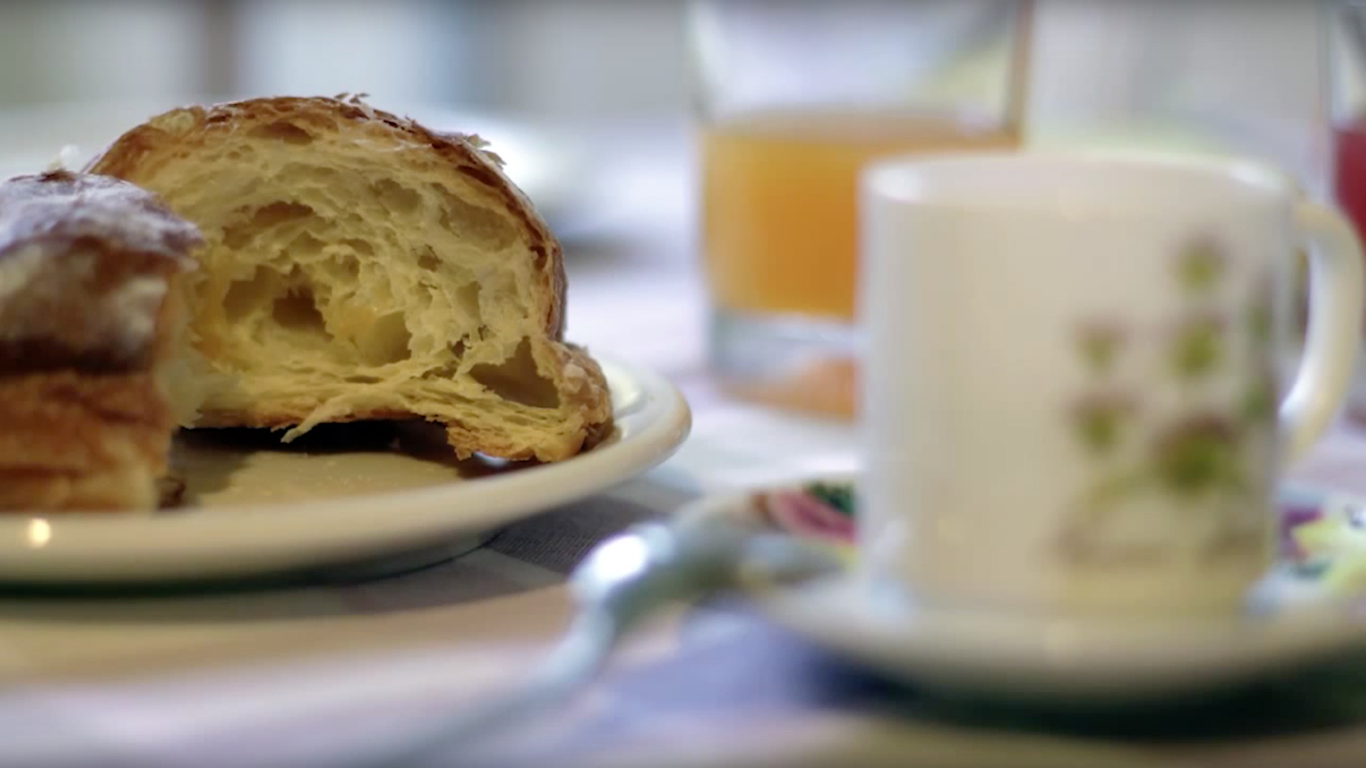 Cestino di croissant per la colazione