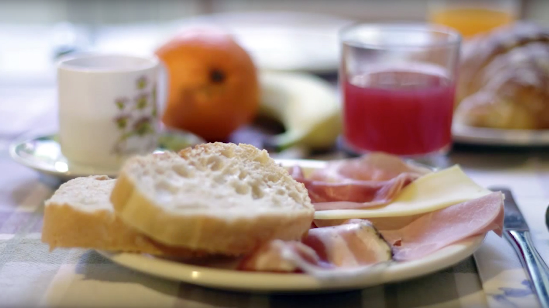 Piatto della colazione con affettati e formaggio