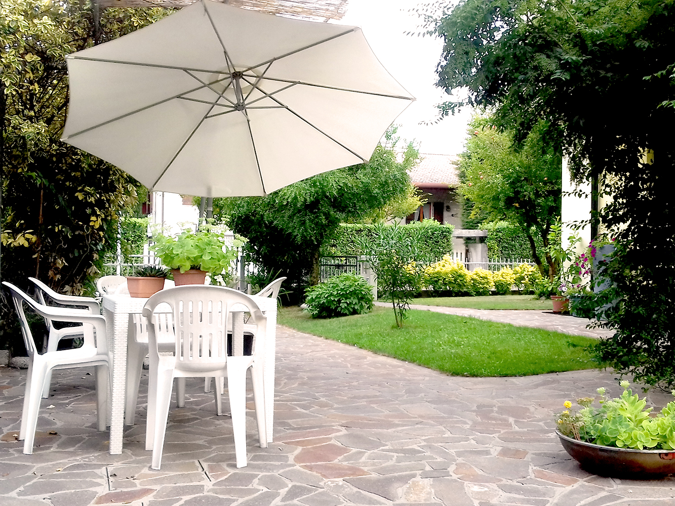 Giardino di Dimora di Bosco con gazebo e tavolo all'aperto