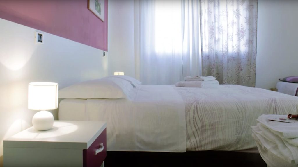 Camera Ciclamino, letto e finestra con tende