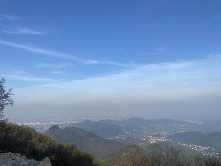 Panorama dei Colli Euganei visto dall'alto, con le colline e la pianura
