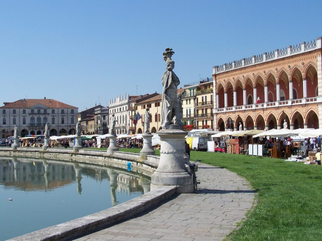 Prato della Valle a Padova durante il mercato, con le statue e il canale
