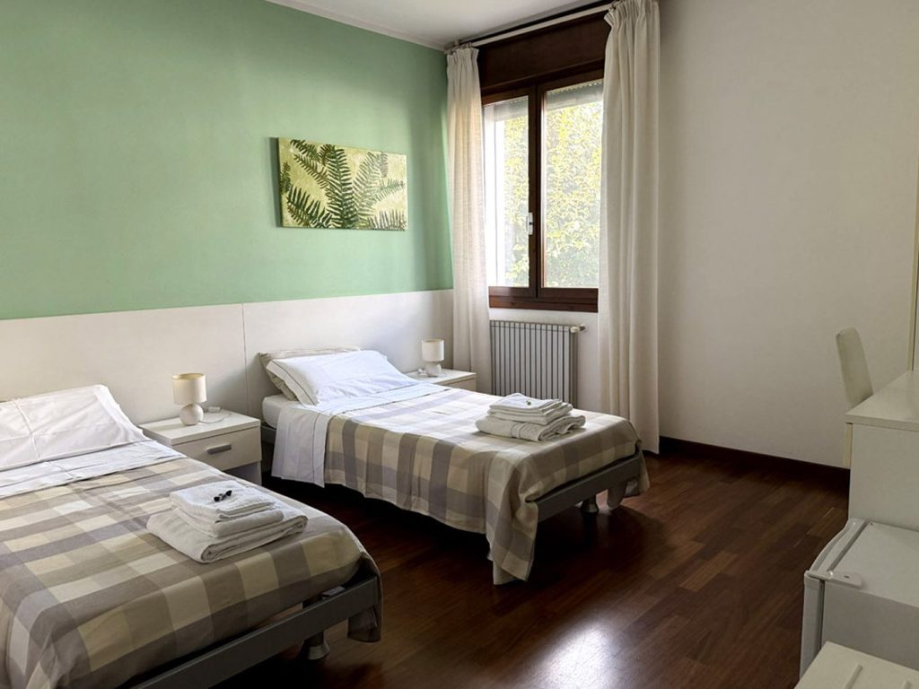 Camera Felci, due letti singoli e finestra