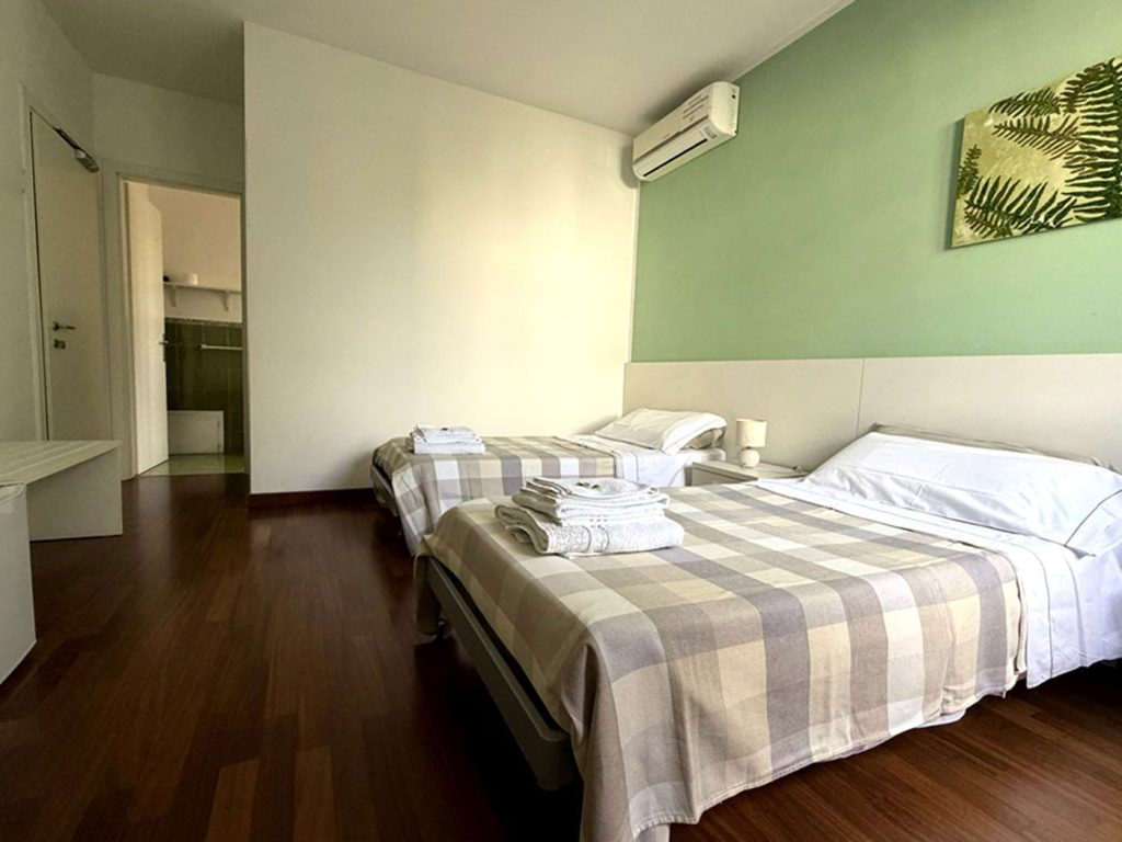 Camera Felci, letti singoli con la porta del bagno sullo sfondo