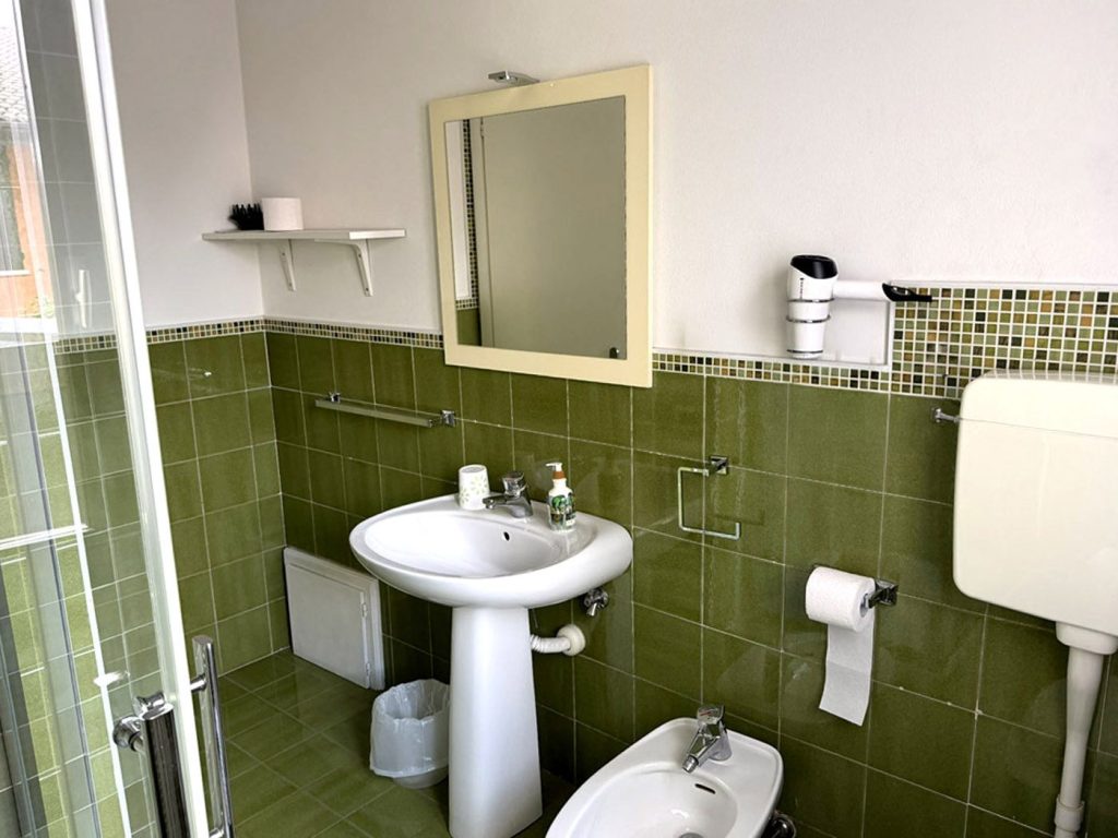 Bagno della camera Felci, lavabo e specchio