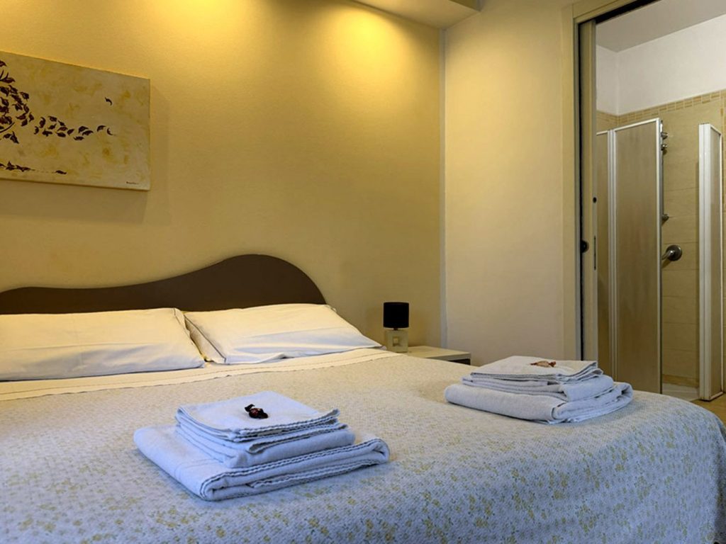 Camera Foglie d'autunno, letto con gli asciugamani pronti per l'arrivo