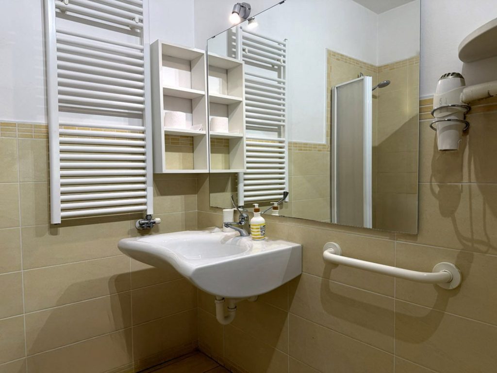 Bagno accessibile della camera Foglie d'autunno, lavabo sospeso e maniglione