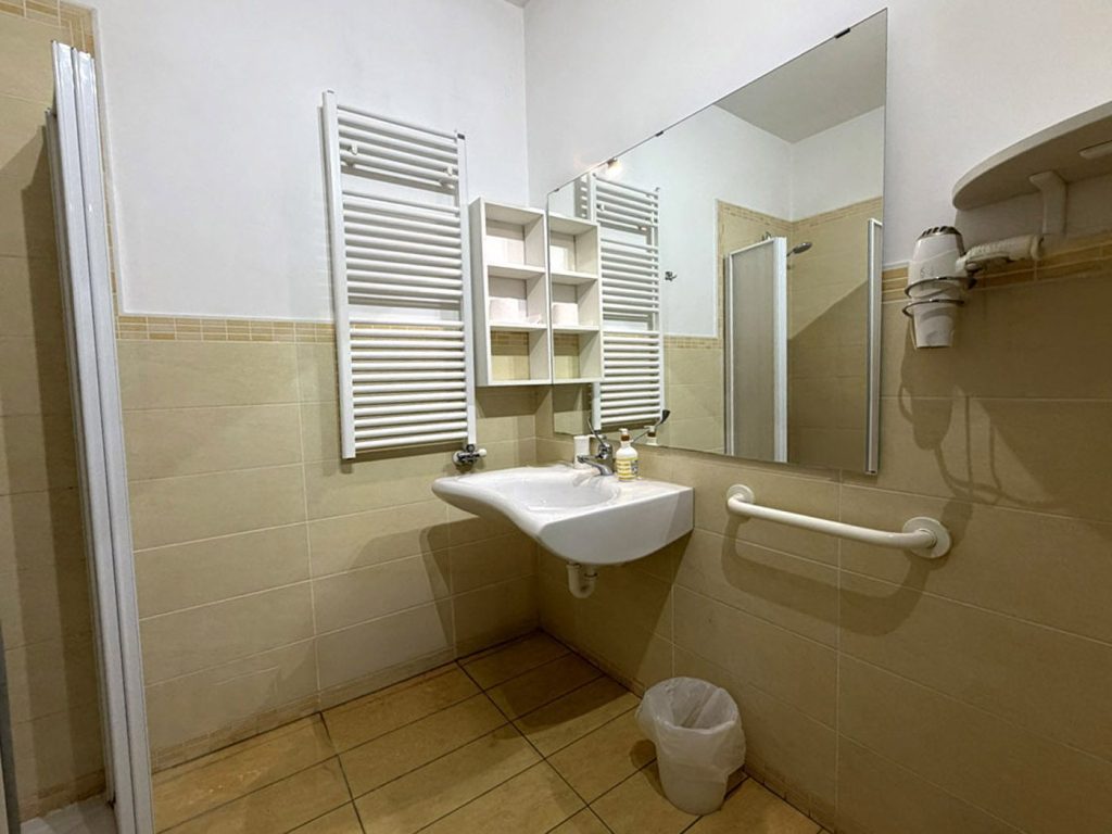 Bagno della camera Foglie d'autunno, lavabo con maniglione e doccia