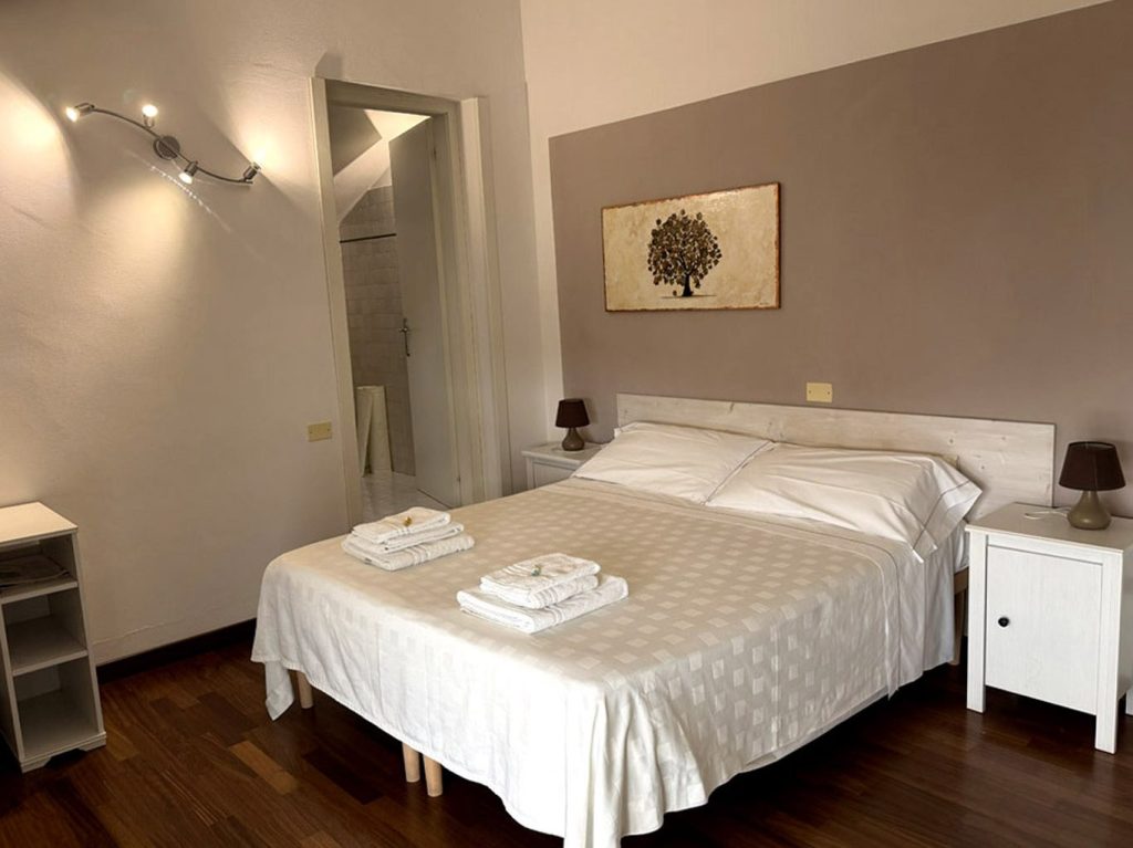 Camera Quercia, letto matrimoniale e quadro con la quercia