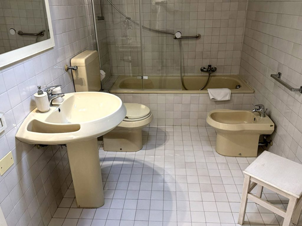 Bagno della camera Quercia con vasca